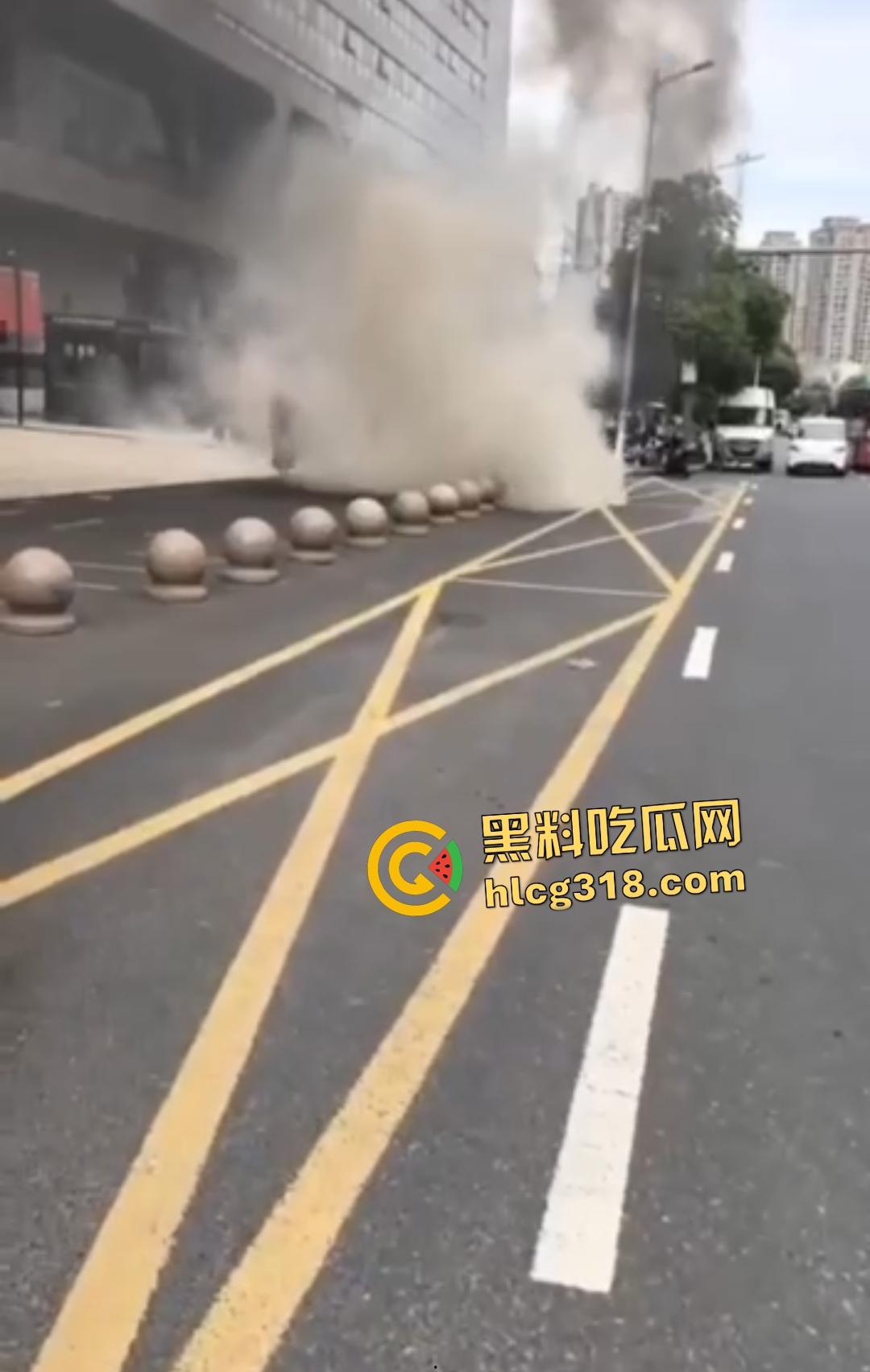 温州瑞安市政府服务中心自焚惨剧!男子因拆迁补偿不公绝望点火,保安狂灭火最后救出一具干尸!-8