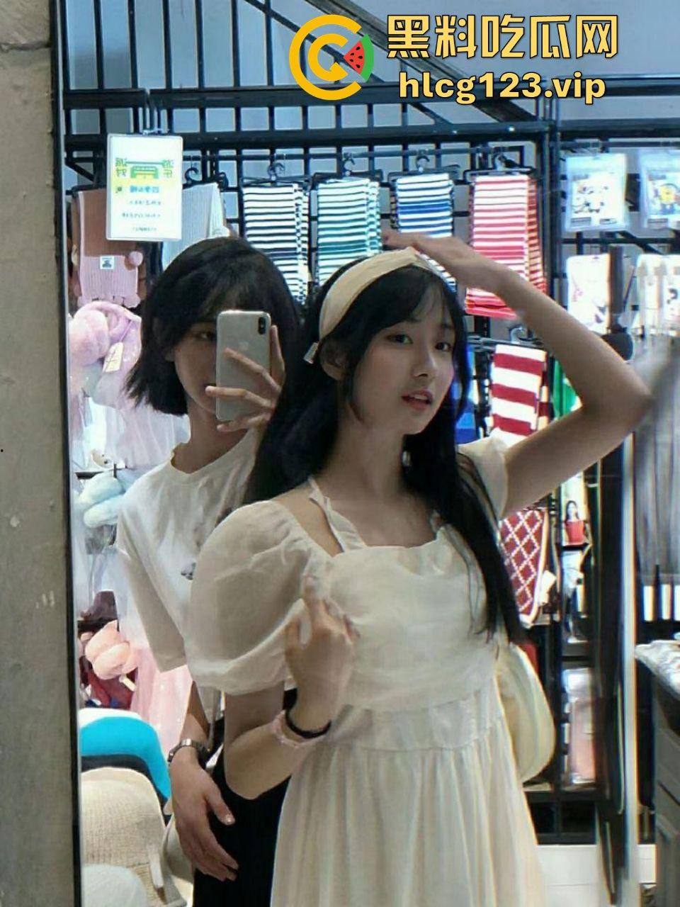 武大极品校花【董琪琪】不幸被渣男泄密，清纯外表下藏着啥？毛都剃得干干净净！-1