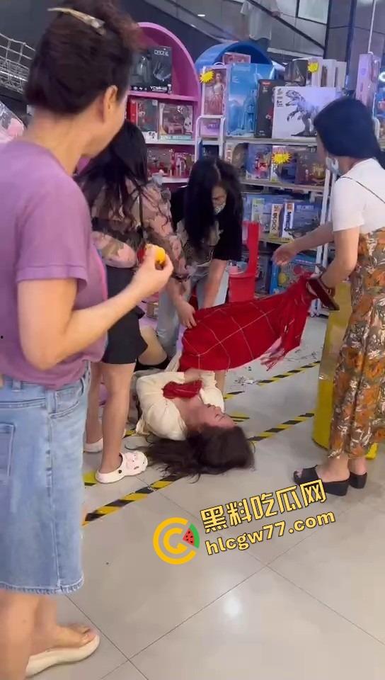 美甲店撕逼名场面，正室冲店狂扇小三，吊带扯烂奶子快蹦飞，围观群众全程高能吃瓜！-10