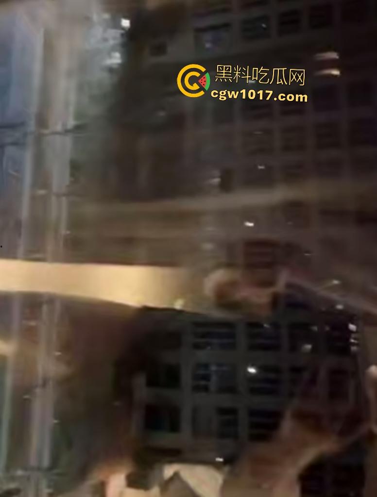 人妻母狗口交硬是要把窗帘拉开,对面高楼几双眼睛放大偷窥,楼下路人手机还录视频,这深喉口技展示得不错啊!-8