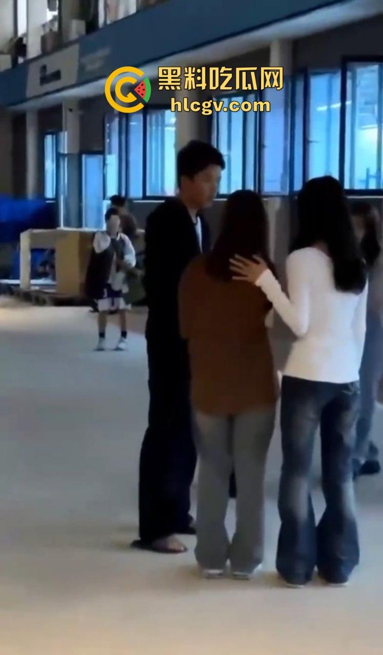 福建师大时间管理大师翻车现场！四个女友堵宿舍楼下排队算账，男生跪地求饶吓成孙子！-6