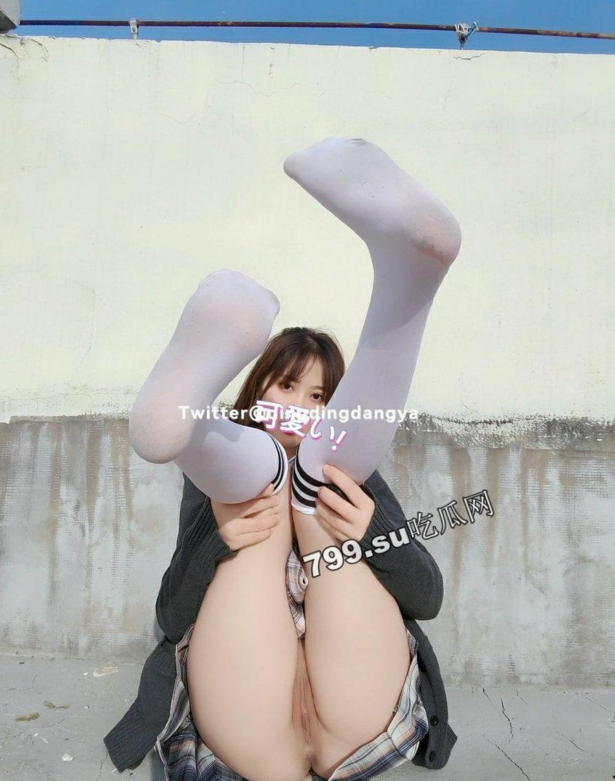 推特极品骚鸡 长腿网红小姐姐「叮叮当呀」完美露脸 紫薇喷水对镜子放尿-5