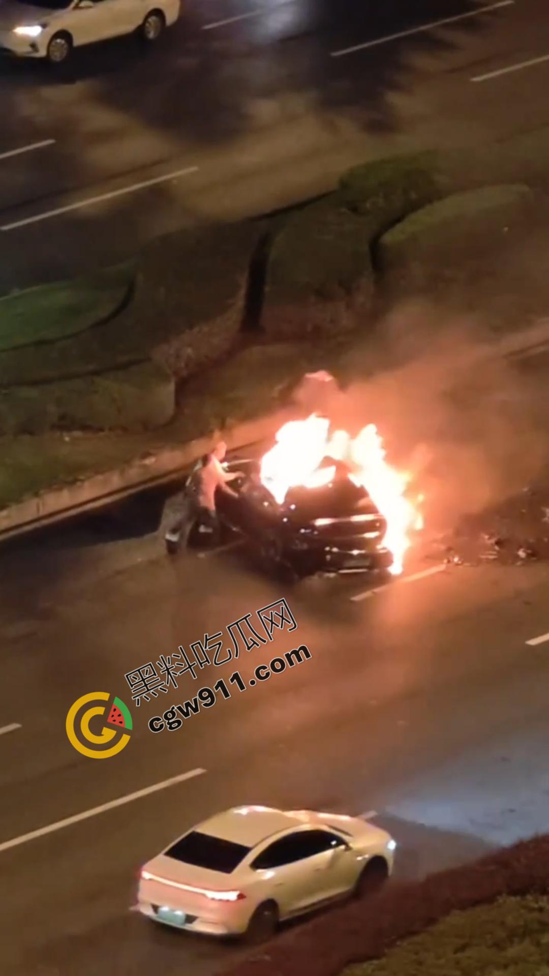 成都天府大道惊魂夜：醉酒小米SU7车主酒驾撞绿化带，瞬间火光冲天，车主活活烧死，雷军粉丝掉粉29万-1