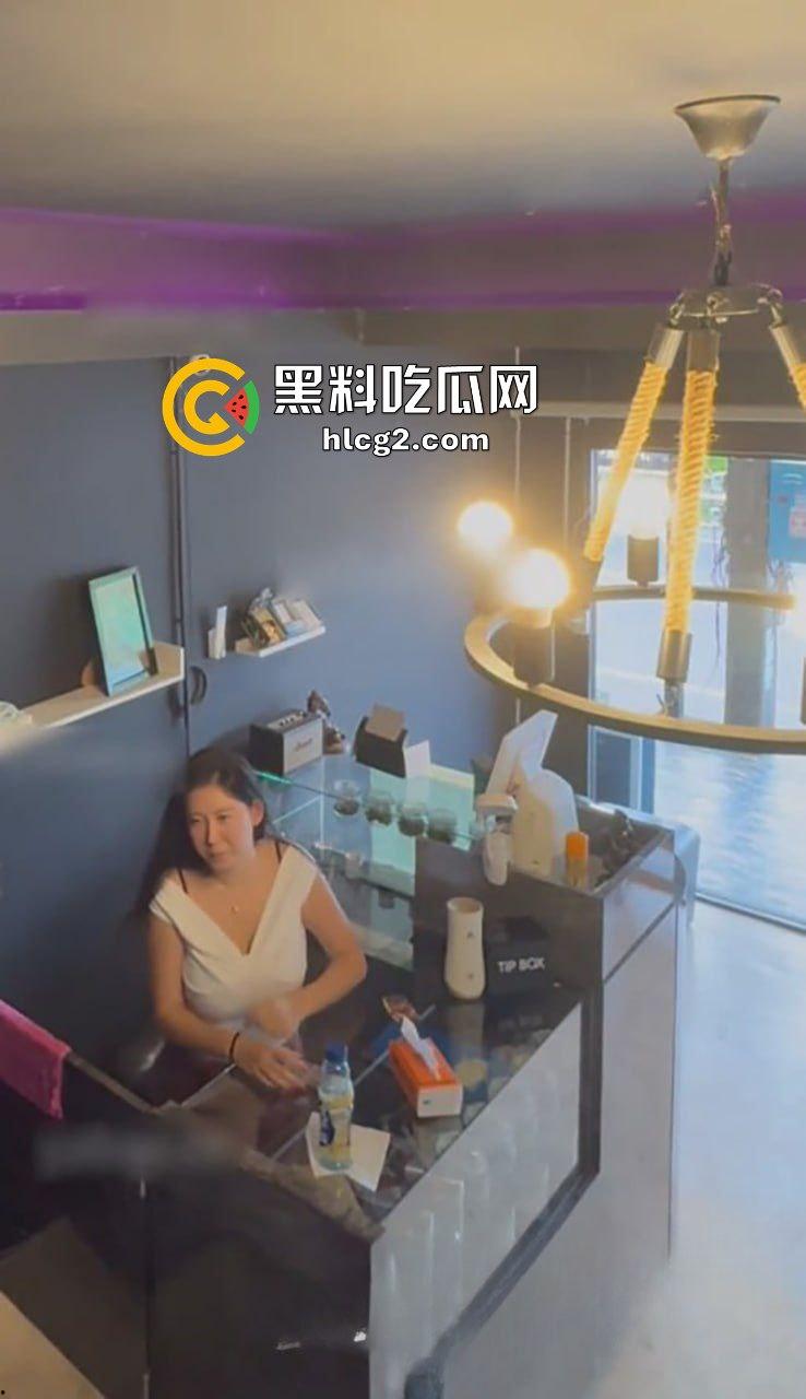 抖音G奶风骚少妇『李雅』前台收银柜台女上位榨精老板 大雷在空中乱甩 监控实拍最新流出-10