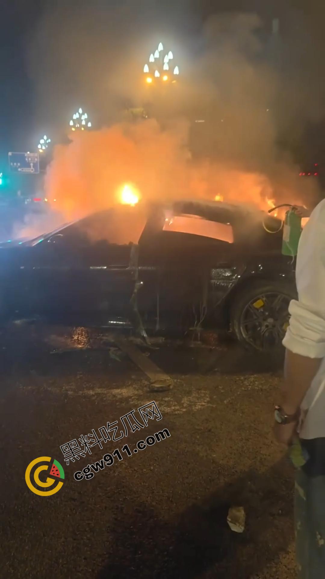 成都天府大道惊魂夜：醉酒小米SU7车主酒驾撞绿化带，瞬间火光冲天，车主活活烧死，雷军粉丝掉粉29万-5
