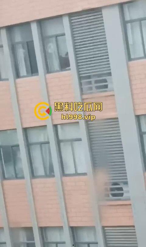 宁波三中小情侣教室帘后偷情!男友午休抓紧时间快枪上阵,被对面拍个正着!-2