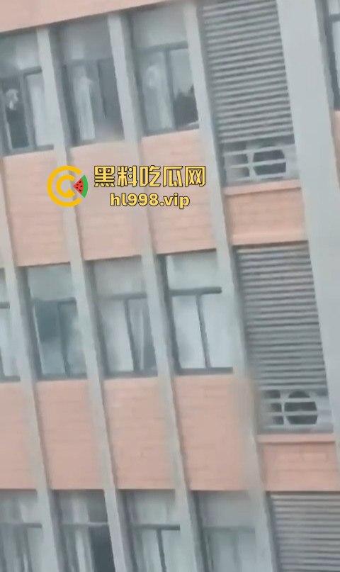 宁波三中小情侣教室帘后偷情!男友午休抓紧时间快枪上阵,被对面拍个正着!-4