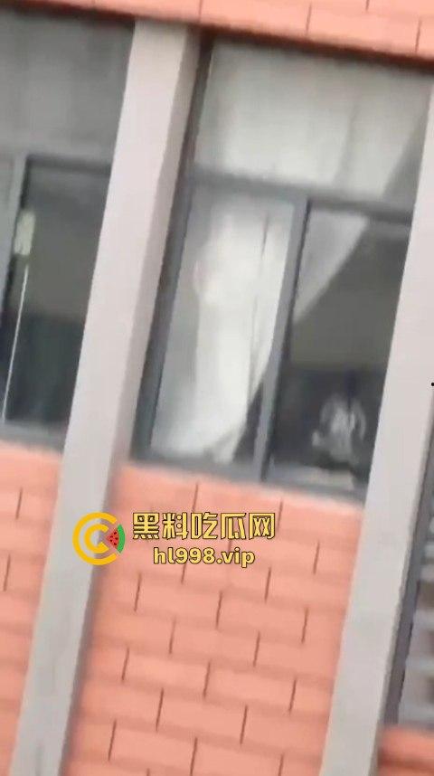 宁波三中小情侣教室帘后偷情!男友午休抓紧时间快枪上阵,被对面拍个正着!-6