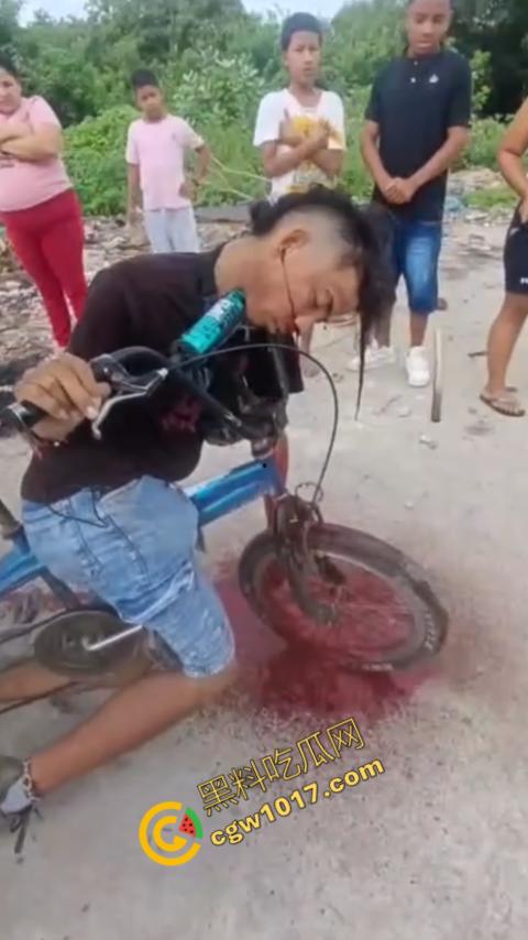 恐怖视频曝光！小伙头颅神秘贯穿，三轮车穿颅血染街头血腥现场骇人惊魂，神秘死亡惊掉下巴！-9