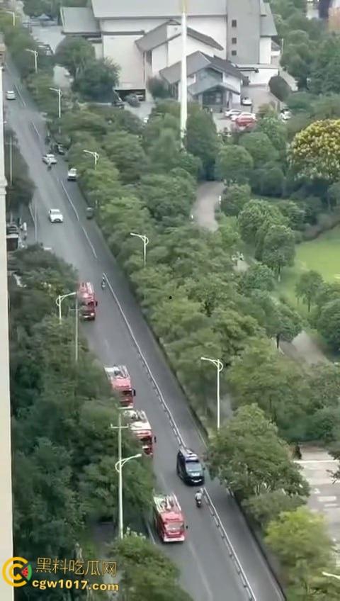 丹阳女司机油门当刹车，车子冲破栏杆栽进九曲河，幸好车窗围观女司机命大脱险，惊魂未定一出湿身戏！-3