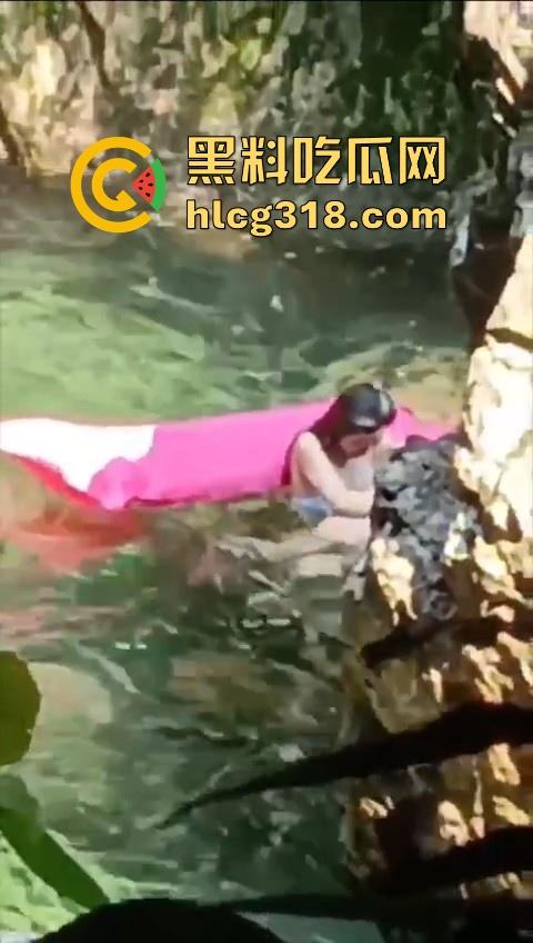 广东清远漂流惊现情侣水中干炮，女上男下疯狂骑乘，随着水浪节奏而动，画面刺激！-5