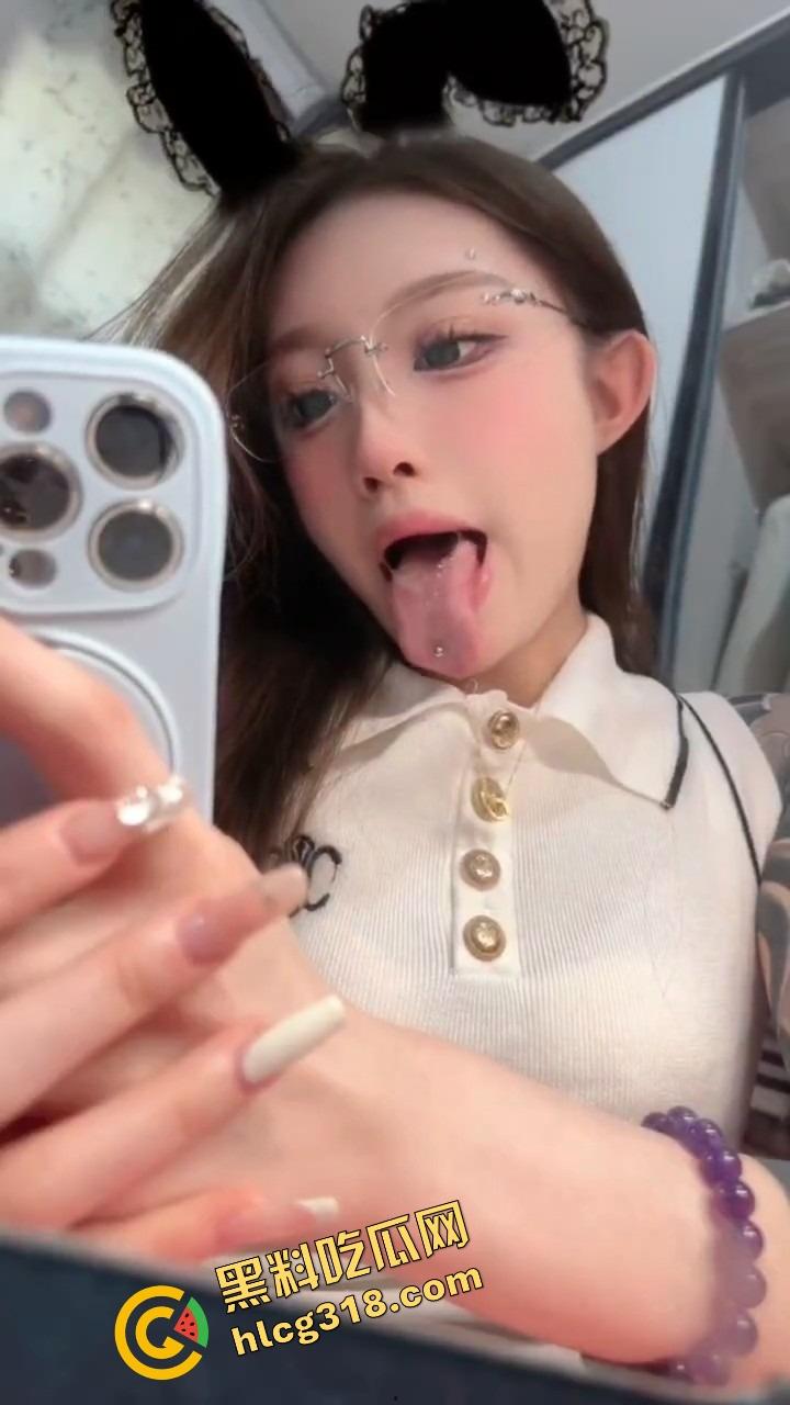 抖音精神小妹『讨厌坏男人』舌钉反差母狗嘴上说不要吐舌头,身上纹满背与胸,男人看了都忍不住!-2