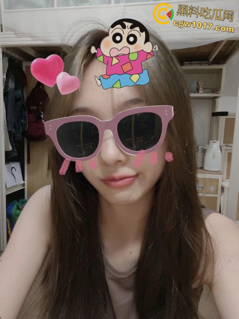 真实情侣露脸自拍,极品小女友情趣装与男友对镜后入,上位骑乘疯狂摆臀,被扛腿爆操表情超淫!-1