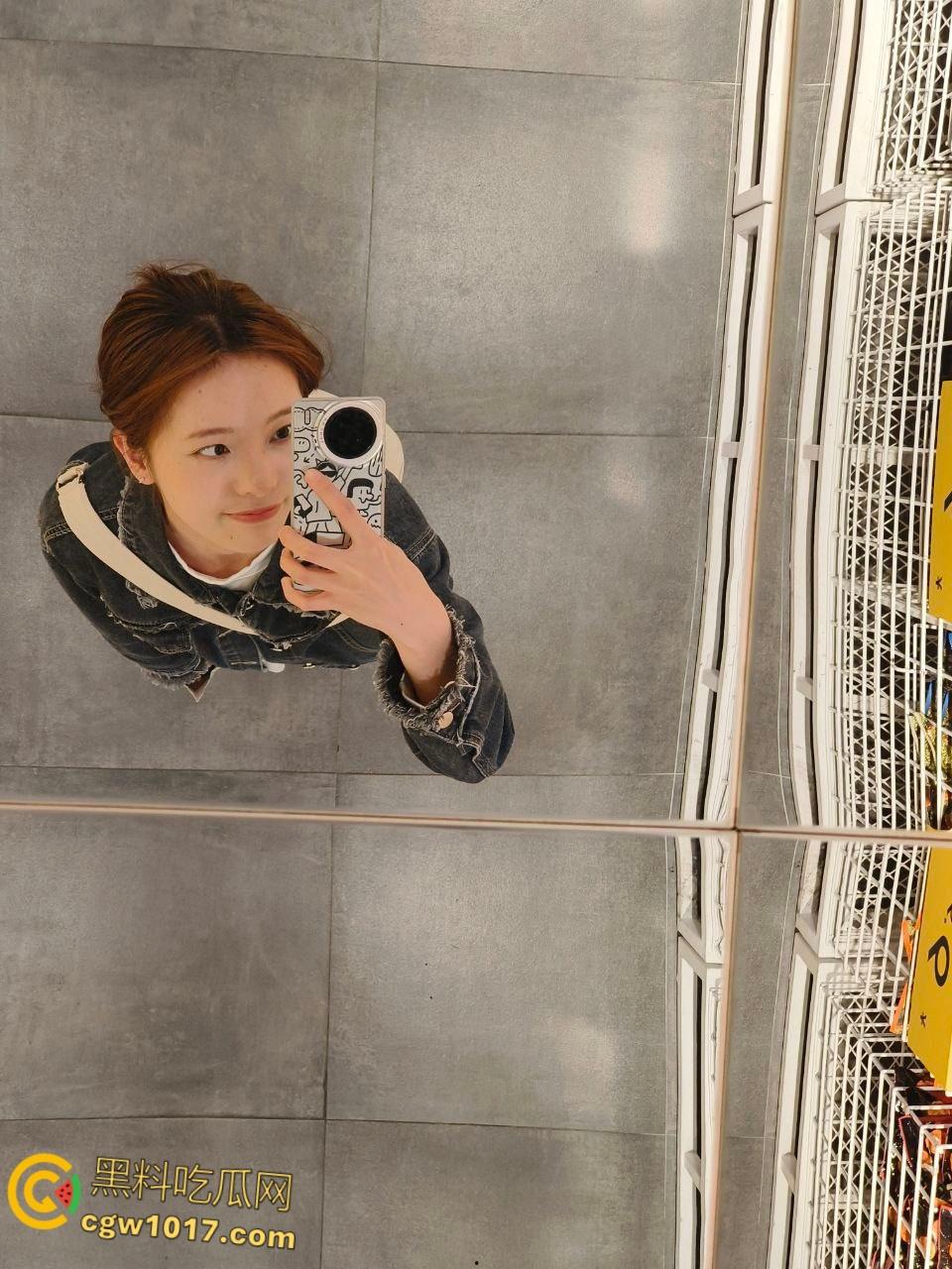 真实情侣露脸自拍,极品小女友情趣装与男友对镜后入,上位骑乘疯狂摆臀,被扛腿爆操表情超淫!-3