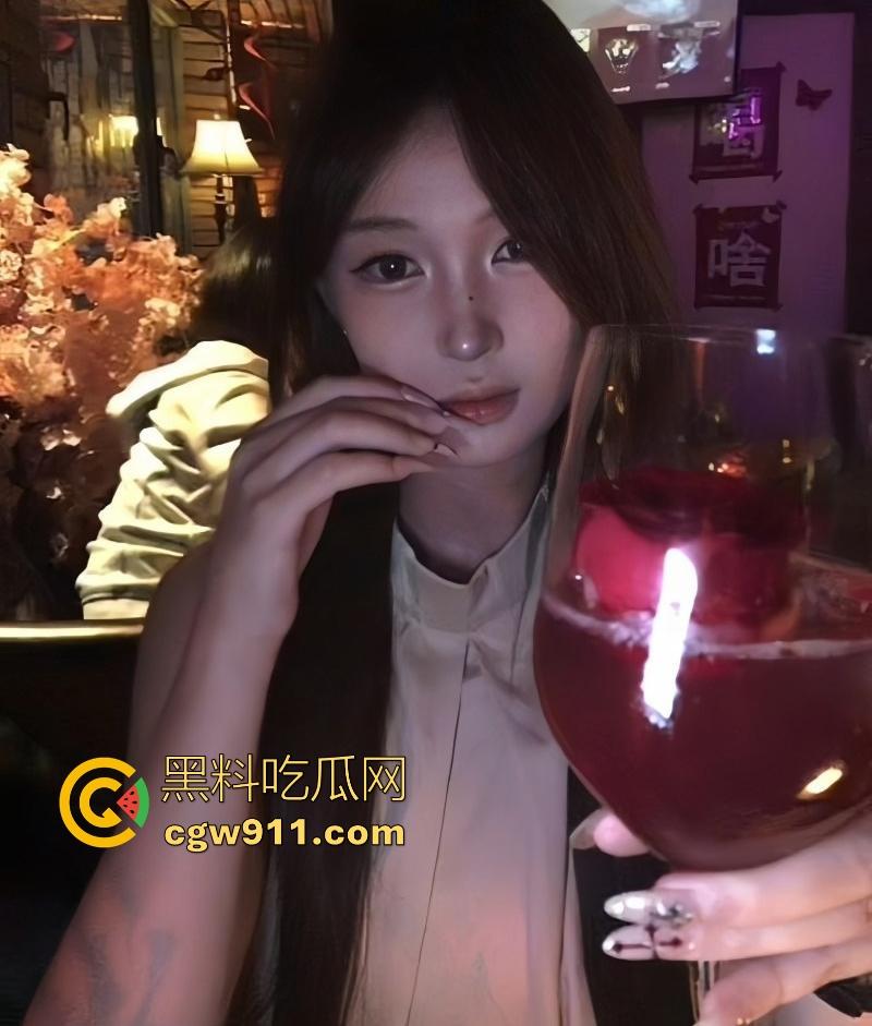 长春大学极品反差学妹【叶雯馨】清纯学妹化身淫荡母狗，丰满美乳白嫩挺拔，白虎嫩穴肥美诱人，骚浪本性尽显！-4