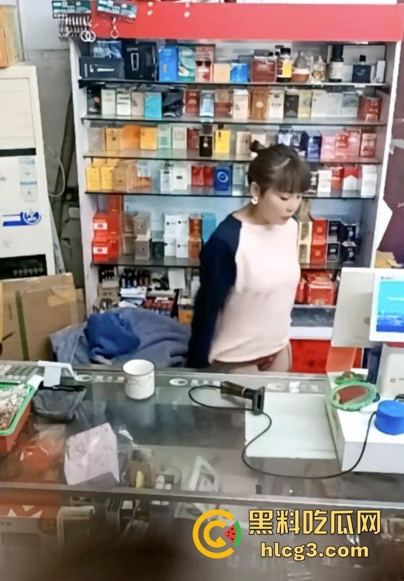 晚风吹人醒 风骚杂货店老板娘【肥姐】透明装诱惑男顾客勾引进小屋性爱啪啪!-1