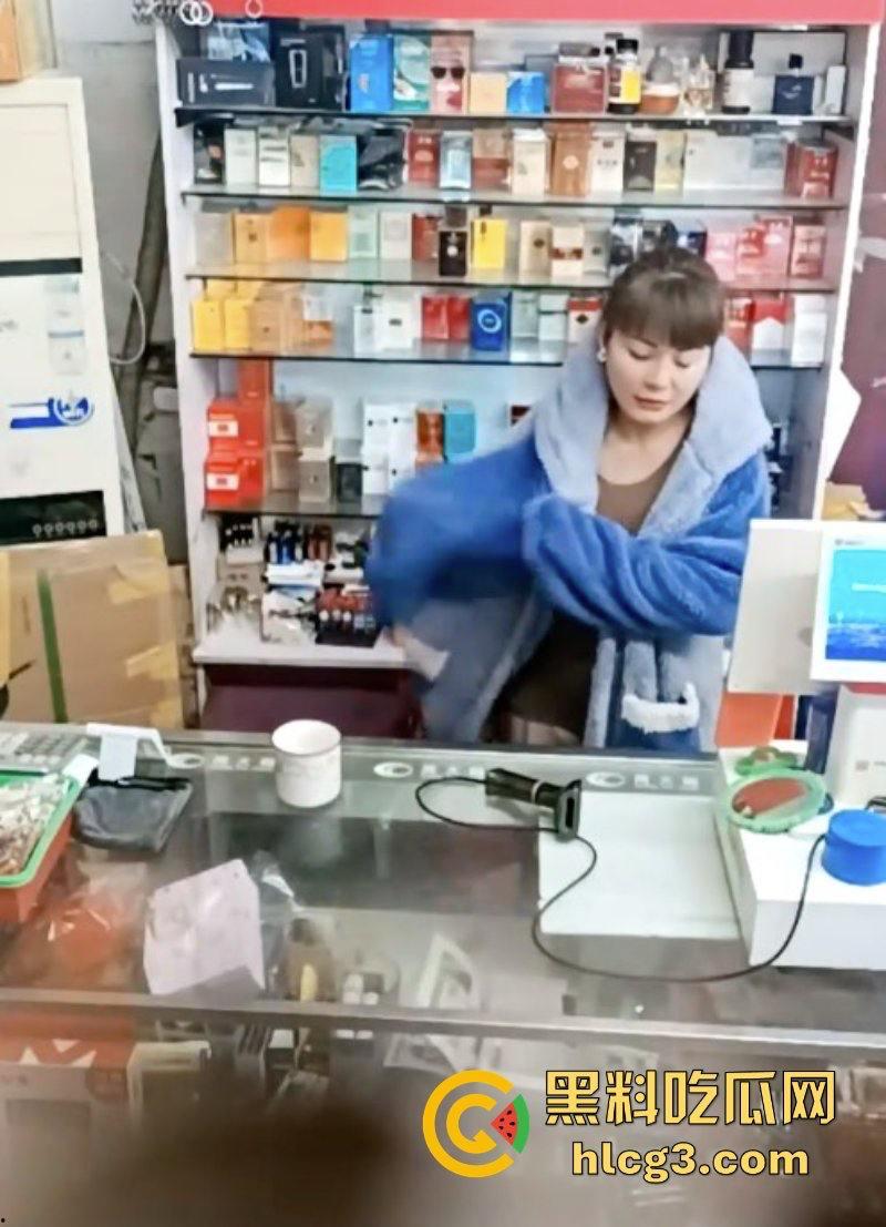 晚风吹人醒 风骚杂货店老板娘【肥姐】透明装诱惑男顾客勾引进小屋性爱啪啪!-8