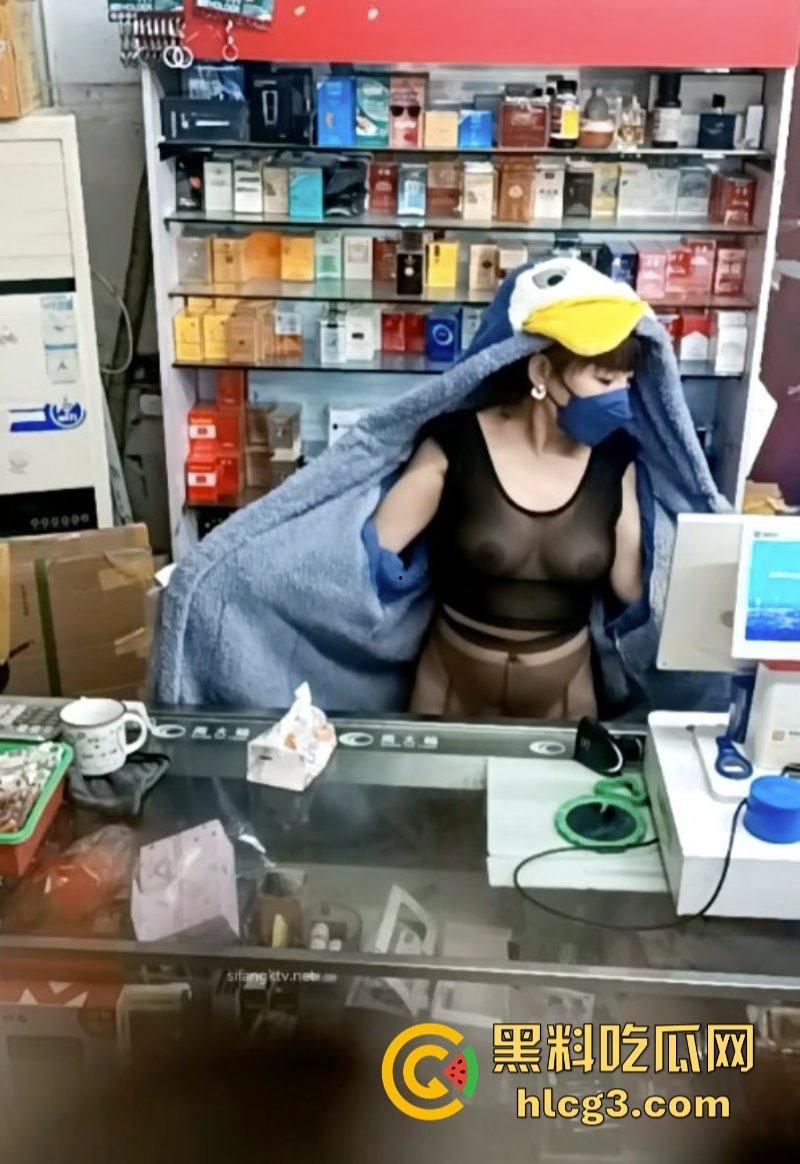 晚风吹人醒 风骚杂货店老板娘【肥姐】透明装诱惑男顾客勾引进小屋性爱啪啪!-12