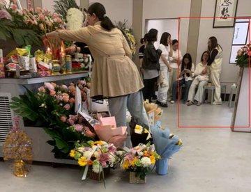 南通大巴车祸事件后续！官方通告隐瞒死亡事实 孩子父母被隐瞒孩子死亡消息 特警维稳不准送花 三观震碎的后续处理-7