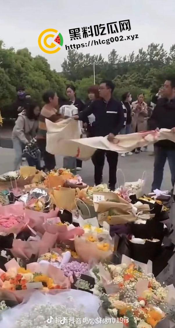 南通大巴车祸事件后续！官方通告隐瞒死亡事实 孩子父母被隐瞒孩子死亡消息 特警维稳不准送花 三观震碎的后续处理-11