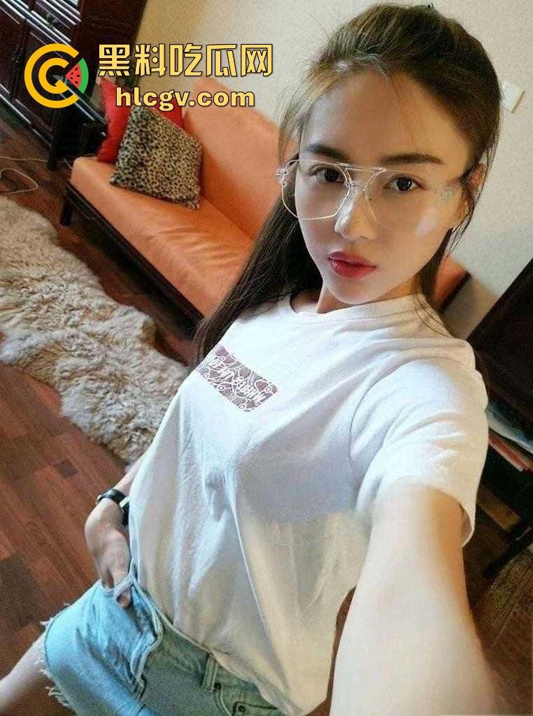 深圳健身房骚眼镜妹边『吴秀嫣 』健身边摸逼!大胸晃动自摸到湿透,大逼一摸喘息声浪到让人骨头酥!-1