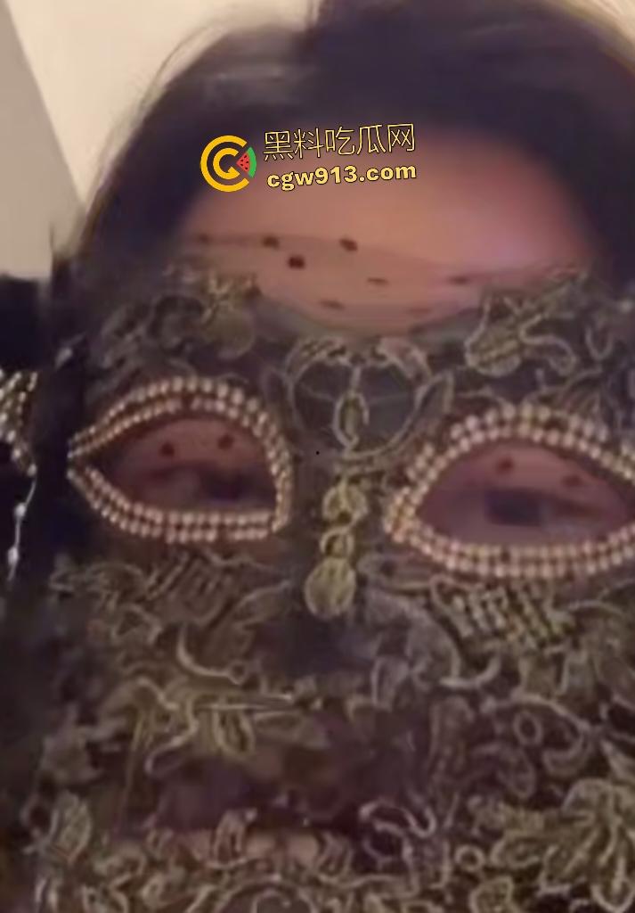 抖音网红【于小姐】一对一视频被金主调教，揉奶抠逼样样精，这骚穴太熟了容易喷水高潮！-4