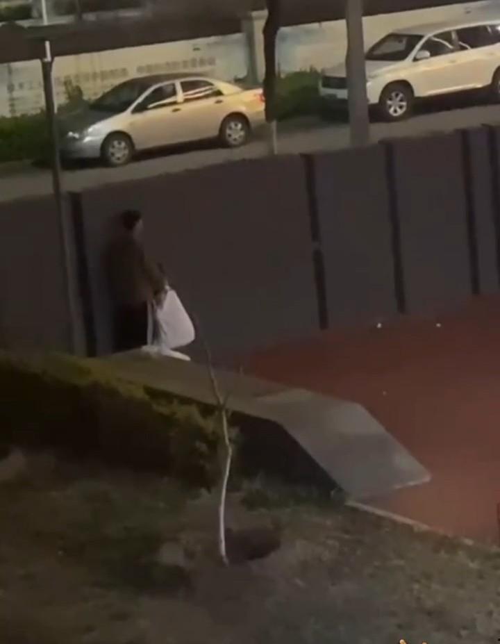 情到深处舔鸡巴 饥渴小情侣躲在围墙后激情吃鸡 路边监控拍下全程 就不能找个没人的地方？-3