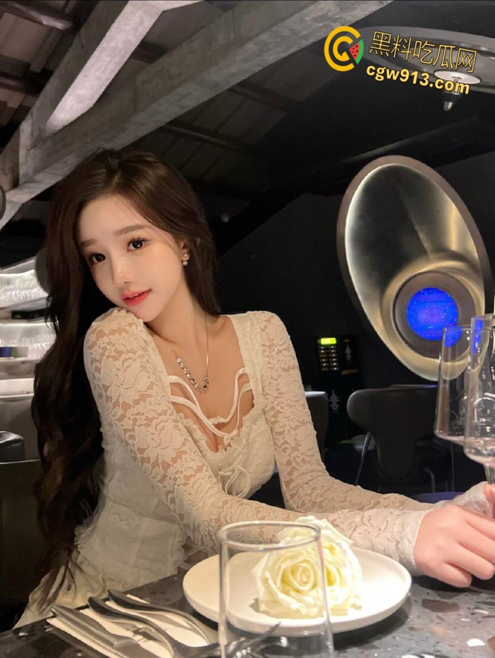 送喝醉酒的姐姐回家，饥渴姐姐竟让我陪她，性感灰丝高跟鞋足交，忍无可忍撕开丝袜后入爆操 ！-2