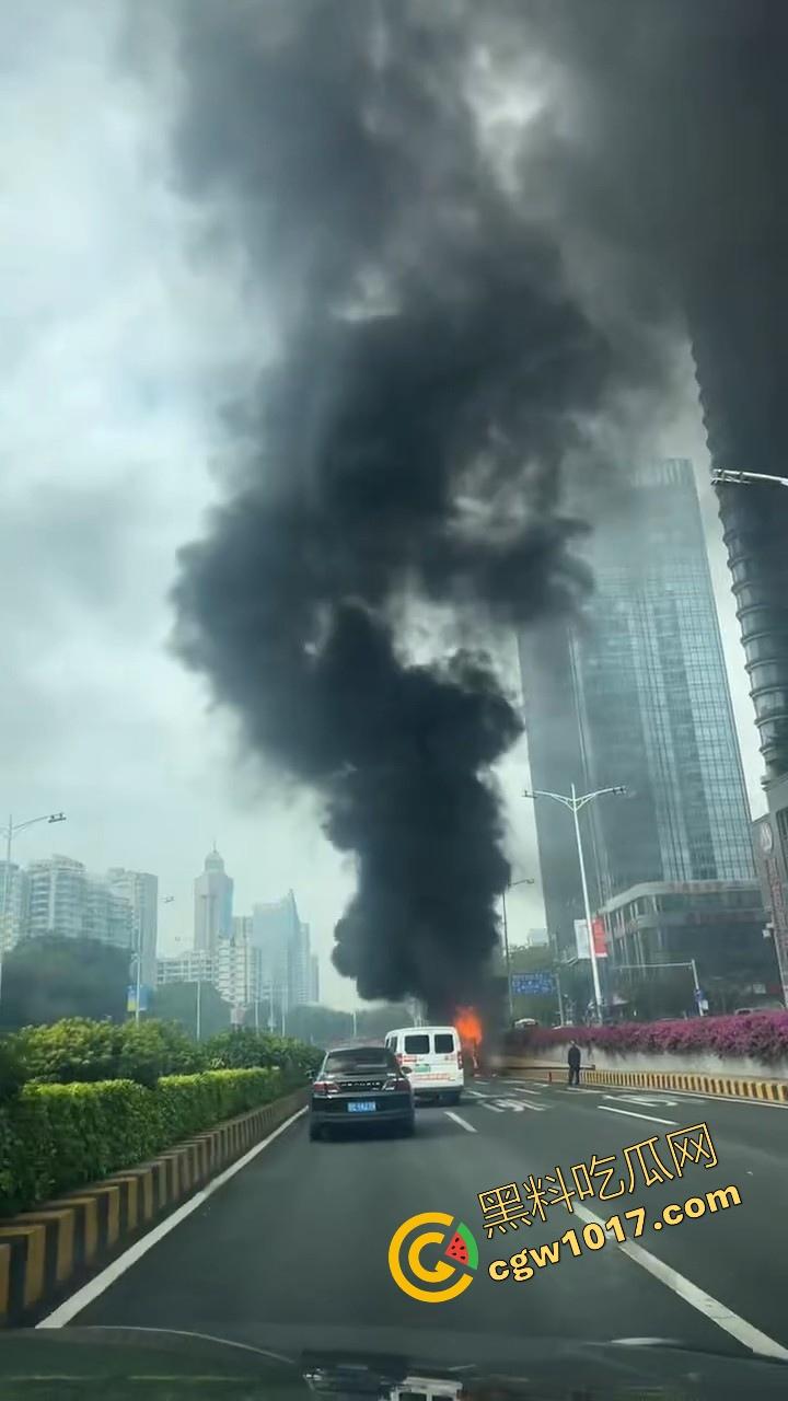 广东佛山季华园隧道口公交车发生自燃，现场浓烟滚滚，火势极其的大，具体自燃原因还待查明！-4