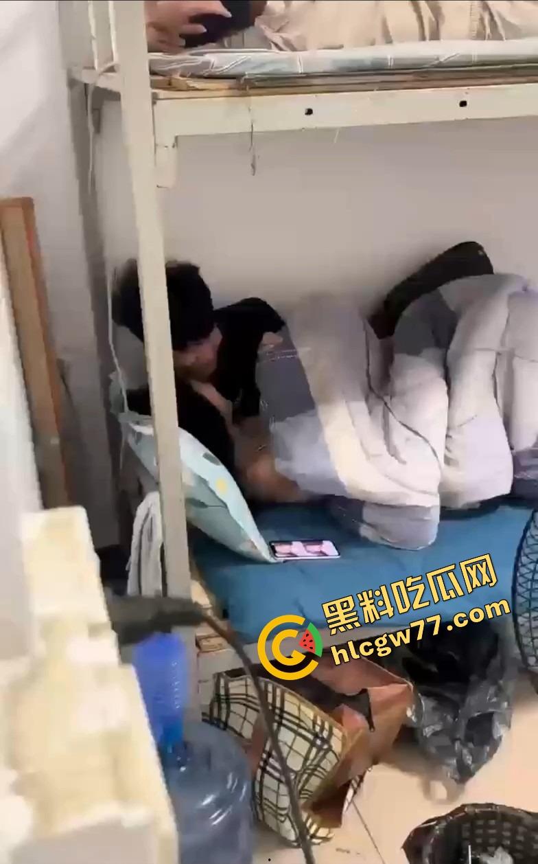 广西老表真会玩，带女友宿舍开车，下铺抱操缠成一团，上铺兄弟瑟瑟发抖快抑郁了！-1