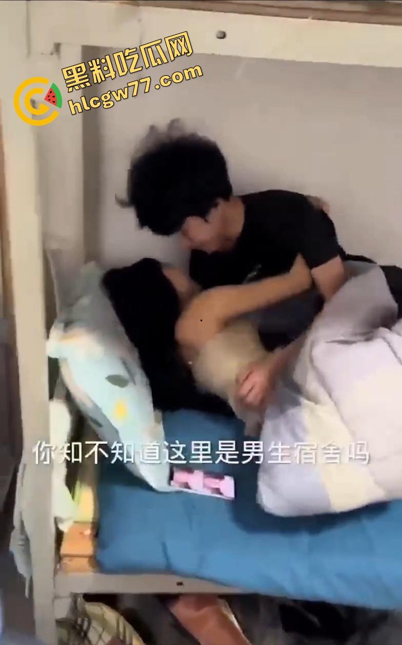广西老表真会玩，带女友宿舍开车，下铺抱操缠成一团，上铺兄弟瑟瑟发抖快抑郁了！-2