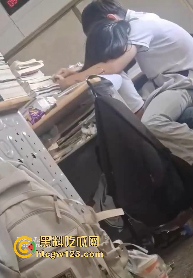 高考前一天教室激情! 高三情侣午休时间教室激情亲密互动 旁若无人的帮男友打着飞机 被偷拍仍继续!-7