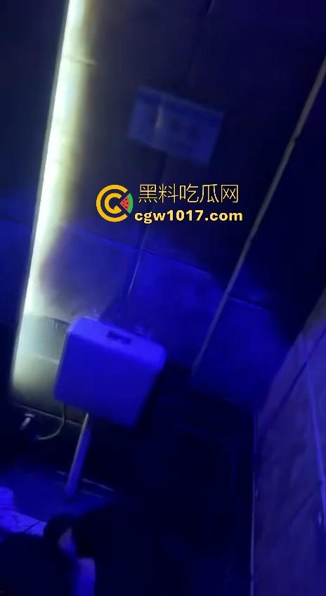 酒吧厕所准备做爱没想到门外确一堆人在偷拍，不是都这么热闹了里面这哥们一点没察觉吗？快点啊人家等着上厕所呢！-3