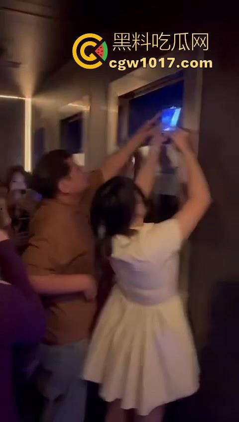 酒吧厕所准备做爱没想到门外确一堆人在偷拍，不是都这么热闹了里面这哥们一点没察觉吗？快点啊人家等着上厕所呢！-8