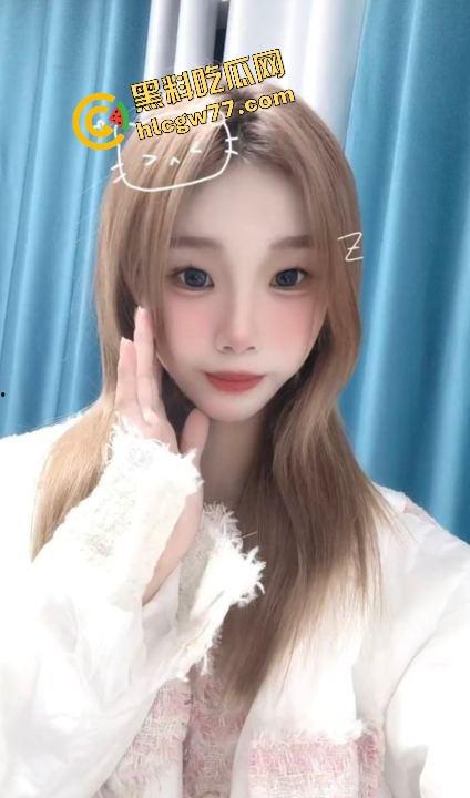 大连排骨妹【乔珊珊】金发小母狗被炮友偷拍爆操现场，吃鸡吃到笑开花，约炮变出道！-2