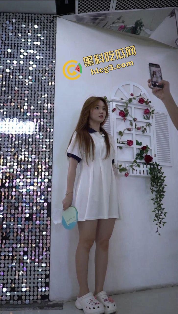 街拍裙底大合集!看看你七夕的想操的白月光女神 下面都花了哪些心思-8