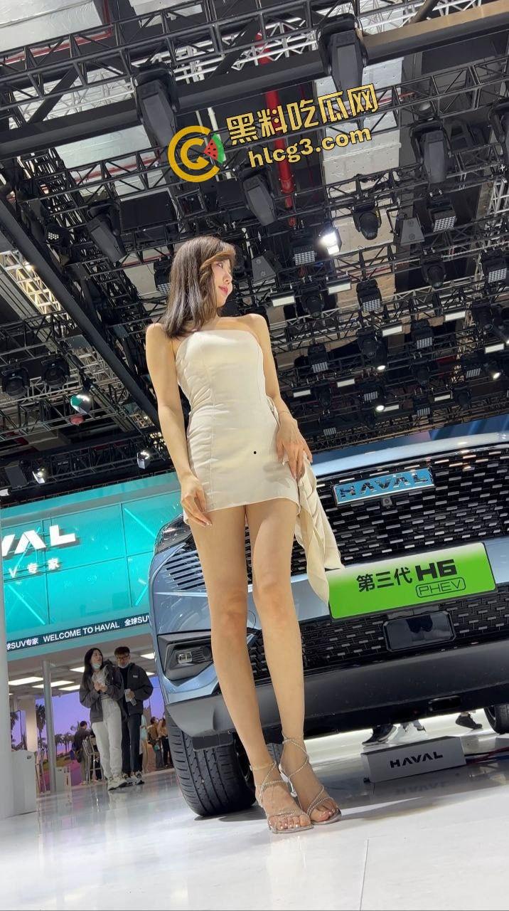 街拍裙底大合集!看看你七夕的想操的白月光女神 下面都花了哪些心思-10