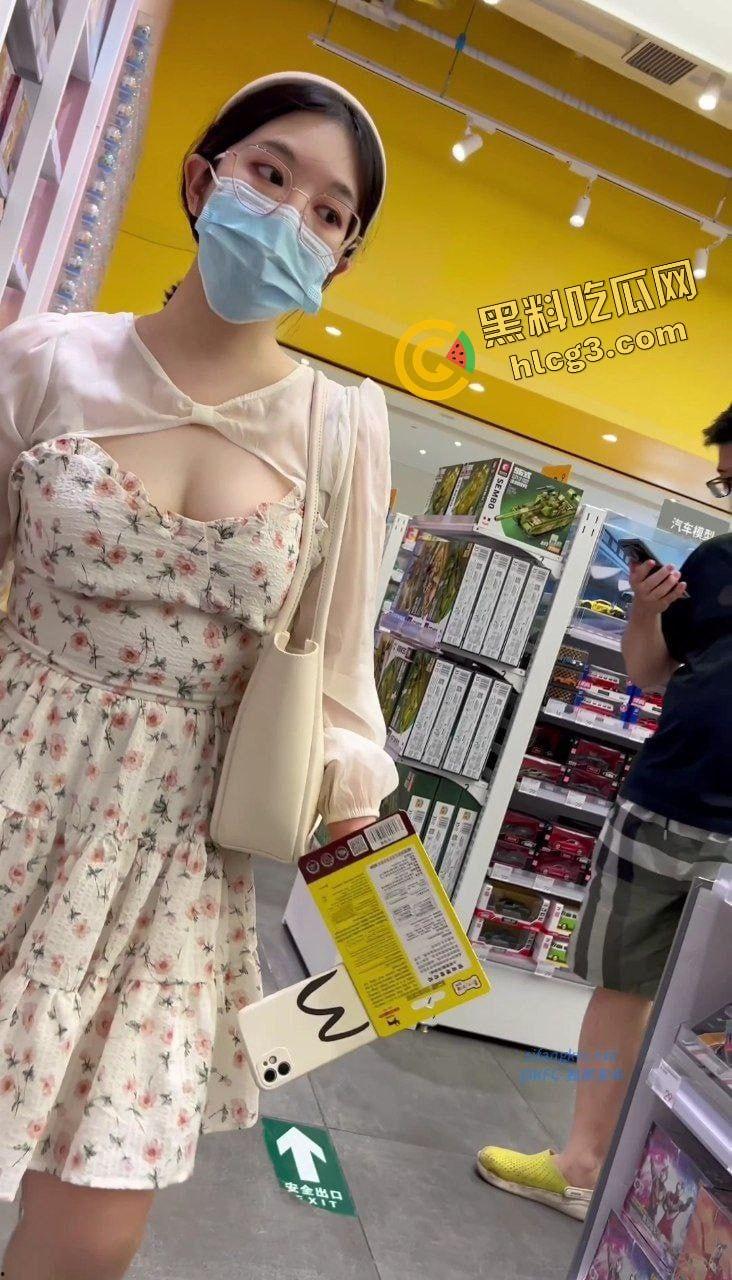 街拍裙底大合集!看看你七夕的想操的白月光女神 下面都花了哪些心思-13