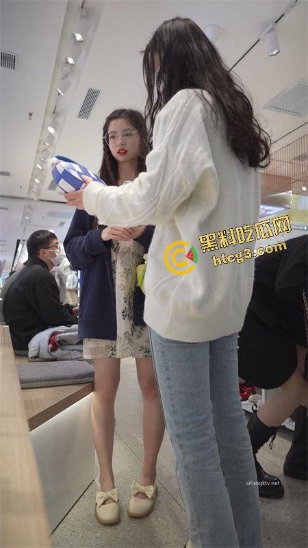 街拍裙底大合集!看看你七夕的想操的白月光女神 下面都花了哪些心思-14