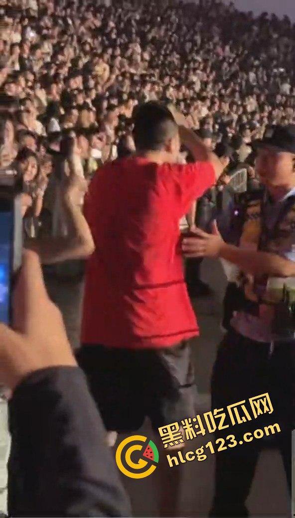 侃爷海口演唱会引爆全场!潮人汇聚齐喊Fuck adidas,Rapper孩子王化身灵长类猴子拥抱侃爷!-2