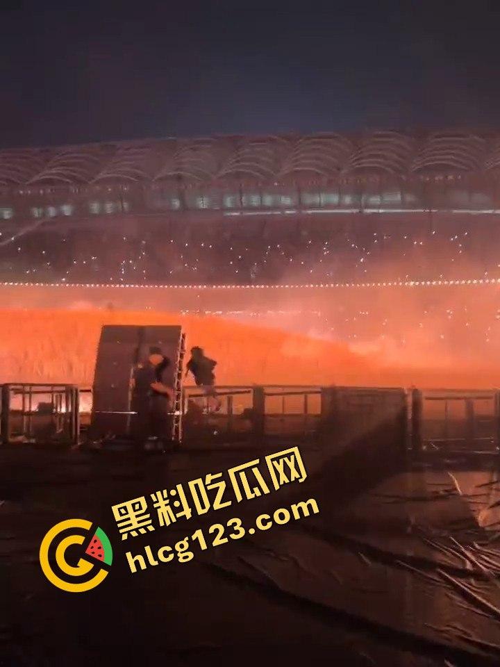 侃爷海口演唱会引爆全场!潮人汇聚齐喊Fuck adidas,Rapper孩子王化身灵长类猴子拥抱侃爷!-4