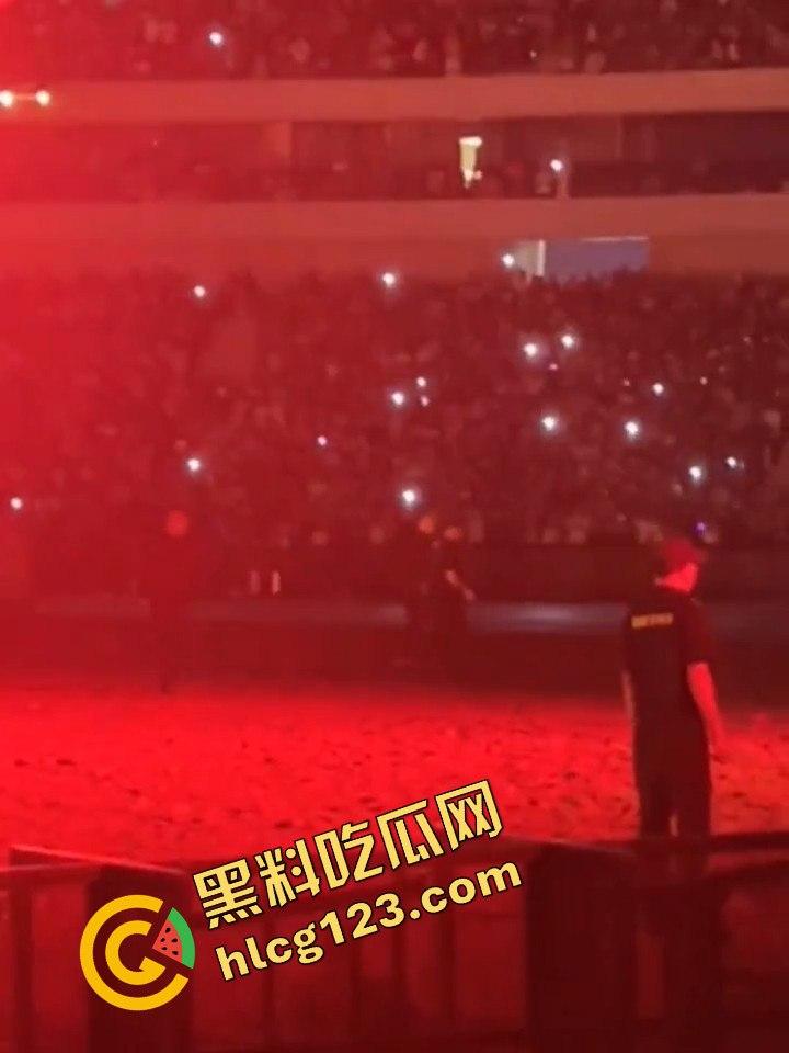 侃爷海口演唱会引爆全场!潮人汇聚齐喊Fuck adidas,Rapper孩子王化身灵长类猴子拥抱侃爷!-5