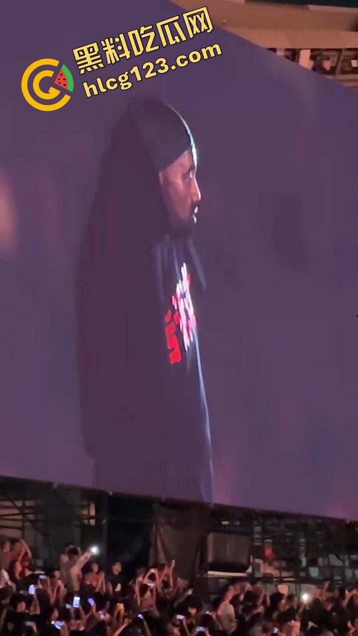 侃爷海口演唱会引爆全场!潮人汇聚齐喊Fuck adidas,Rapper孩子王化身灵长类猴子拥抱侃爷!-6