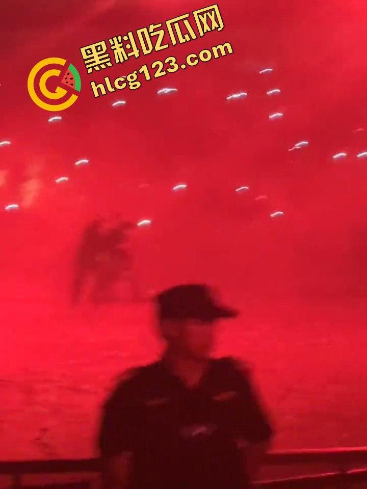 侃爷海口演唱会引爆全场!潮人汇聚齐喊Fuck adidas,Rapper孩子王化身灵长类猴子拥抱侃爷!-8