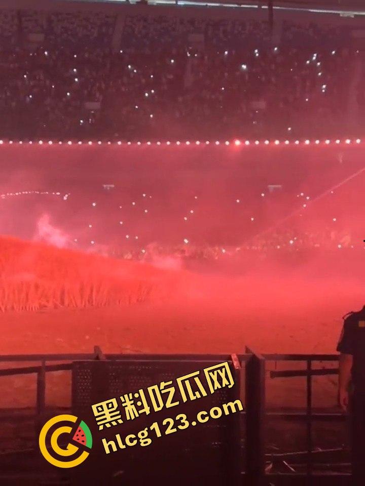 侃爷海口演唱会引爆全场!潮人汇聚齐喊Fuck adidas,Rapper孩子王化身灵长类猴子拥抱侃爷!-9