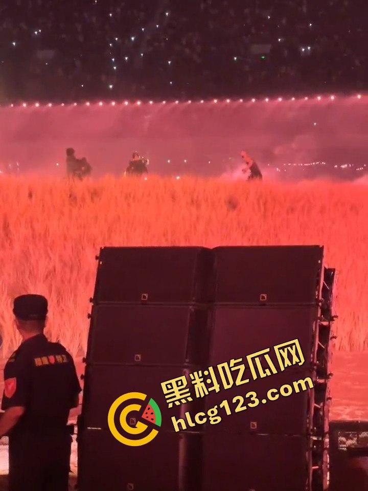 侃爷海口演唱会引爆全场!潮人汇聚齐喊Fuck adidas,Rapper孩子王化身灵长类猴子拥抱侃爷!-11