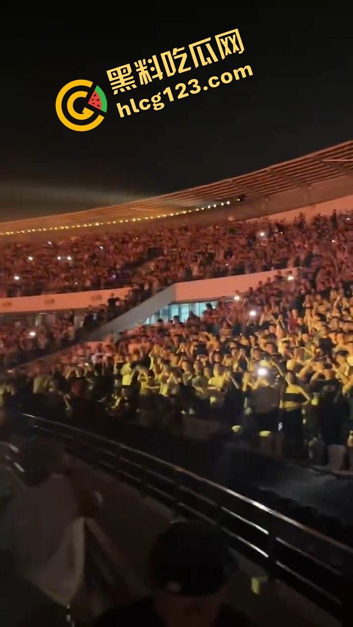 侃爷海口演唱会引爆全场!潮人汇聚齐喊Fuck adidas,Rapper孩子王化身灵长类猴子拥抱侃爷!-12