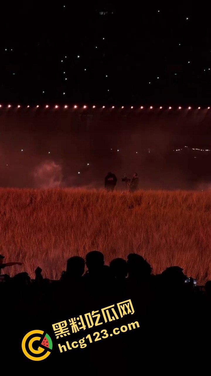 侃爷海口演唱会引爆全场!潮人汇聚齐喊Fuck adidas,Rapper孩子王化身灵长类猴子拥抱侃爷!-13