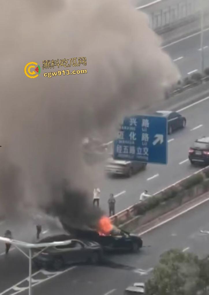9月4日南京栖霞大道电车激撞！蔚来“亲”比亚迪翘臀，电池直接爆燃，电车这技术还是不到位啊！-2