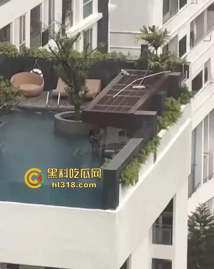 激情小情侣空中泳池激情啪啪被偷拍，泳池极限后入，口交深喉，公共场合大胆做爱，激情满满！-4